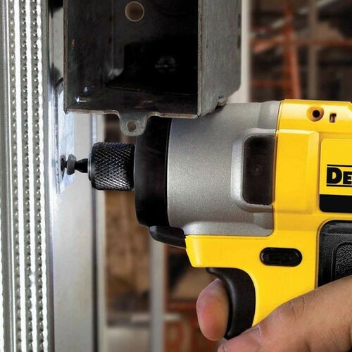 Zestaw wkrętarka 10,8V DCD710 + zakrętarka udarowa 10,8V DCF815 DeWALT DCK211D2T 11