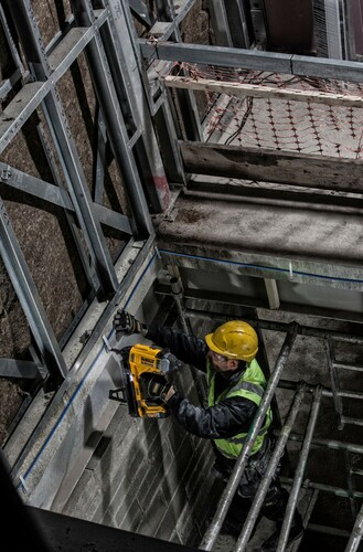 Gwoździarka do betonu XR 18V 2x5,0Ah + walizka + ładowarka DeWALT DCN890P2 21
