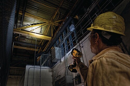 Reflektor oświetleniowy LED XR Li-Ion 1000 lm DeWALT DCL043 7