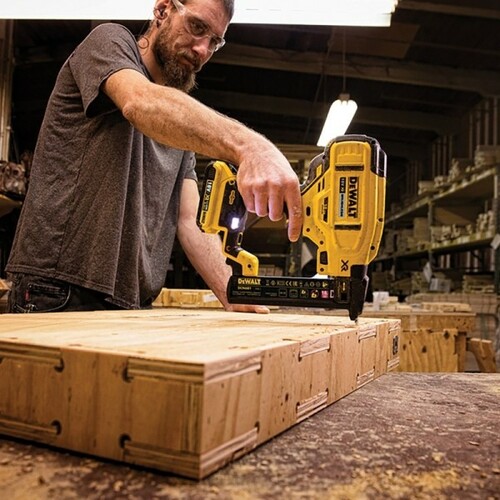 Zszywacz 18V + walizka + 2 x 2Ah + ładowarka DeWALT DCN681D2 6