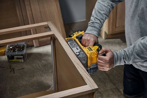 Szlifierka taśmowa 18V 75x533mm + 2xaku 5Ah + ładowarka + walizka DeWALT DCW220P2 8