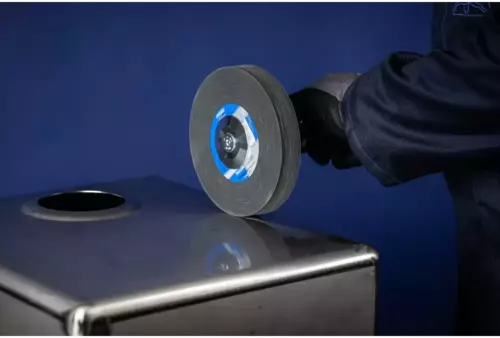 Dysk z włókniny prasowanej POLINOX PNER Ø 150 × 25 mm do otworu Ø 25,4 mm miękki SIC drobnoziarnisty do wykańczania 2