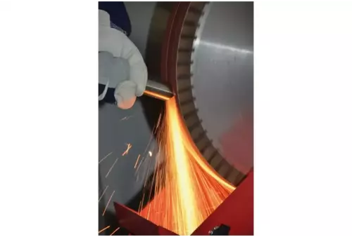 Taśma ścierna z ziarnem ceramicznym BA 75 × 2000 mm CO60 do usuwania maksymalnej ilości materiału na stali szlifierką taśmową 2