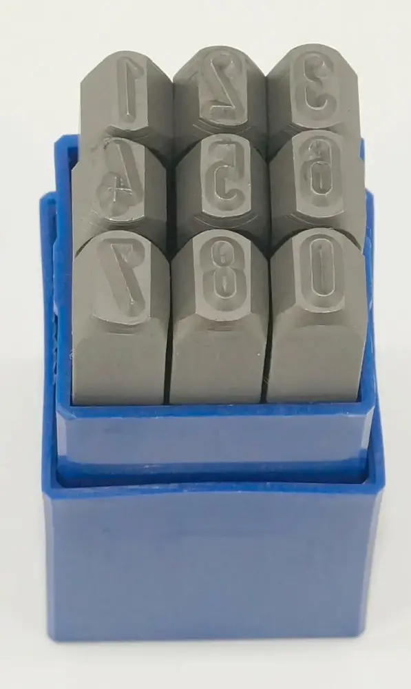 Komplet znaczników, wykonanie extra-extra, czcionki cyfrowe 0-9, 9 sztuk, model 110, w pudełku, wysokość znaku 2mm 1